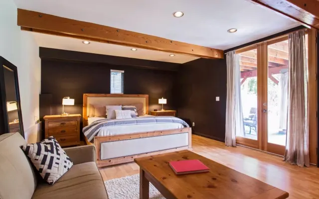 Garden apartment. Very private, perfect location!