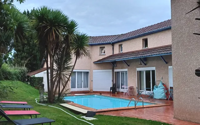 T2 ebenerdig Duplex in kleiner Residenz, Pool und Garten. 2 Betten.