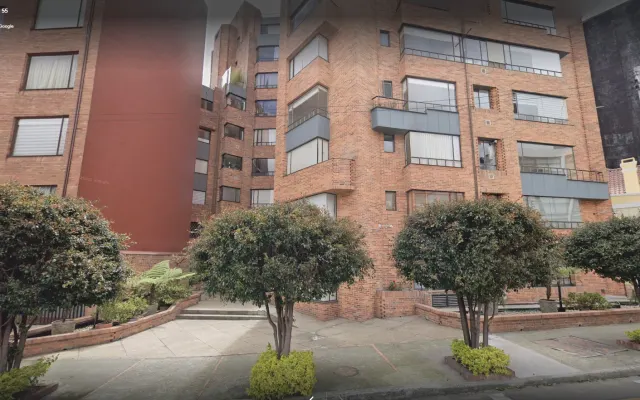 Sofá duplo com vista para as colinas no coração gay de Bogotá