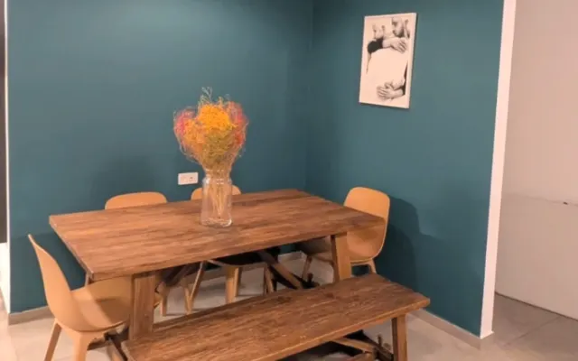 Quarto central, virado para o terraço, numa casa de família gay