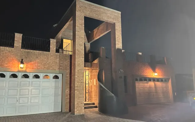 Quarto em casa, a 8 minutos do aeroporto, perto do Palácio do...
