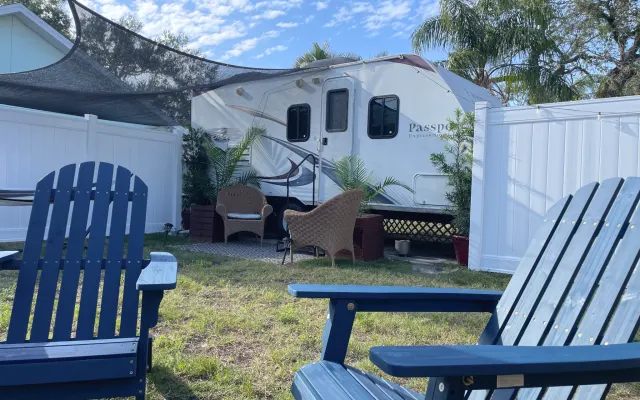 Pequena caravana gira perto de Gulfport.