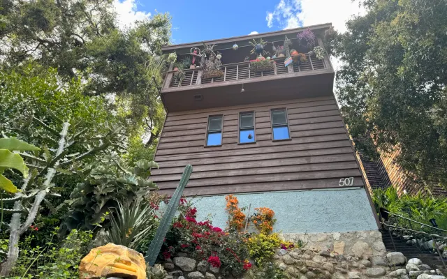 Un estudio rústico moderno parece una casa en un árbol