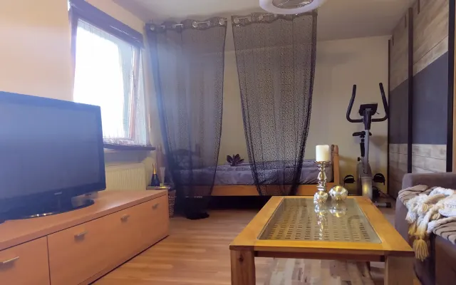 habitación grande con baño, cocina compartida y jardín en el campo