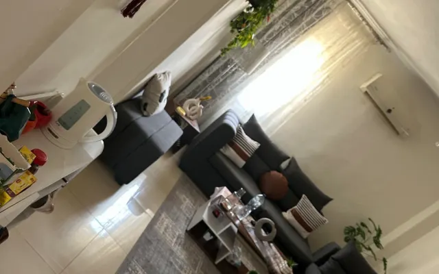 Chambre moderne, confortable et axée sur l'intimité.