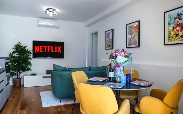 New-2BDR Bright Apartment 10' far from the center