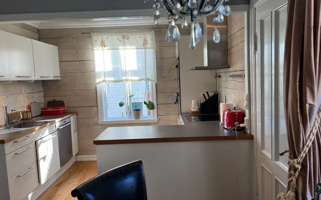 Schönes Zimmer in schönem alten Haus und Garten