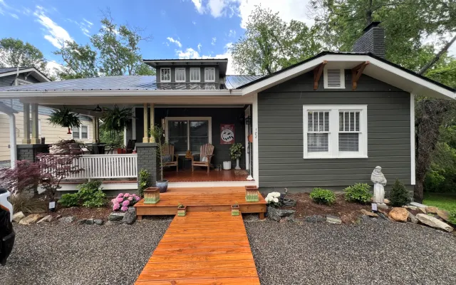 Gemütliches Zimmer im begehbaren West Asheville mit EV-Ladestation