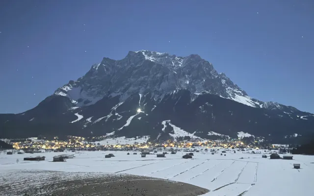 Accogliente mansarda con vista libera sulla Zugspitze
