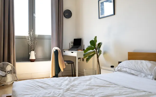 Bright & Airy East London Apartment with Great Transport Links.