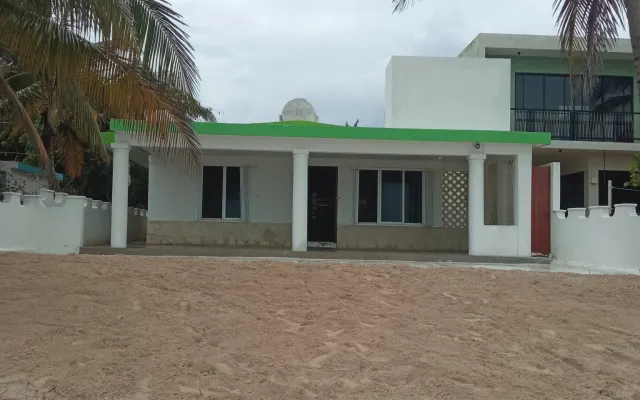 Quarto e casa de banho privativos com acesso à cozinha.