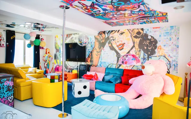 Villa Pop & Proud: arte, stile e libertà femminile