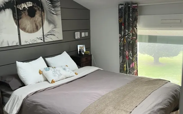 quarto partilhado, piscina, praia e vista para o mar