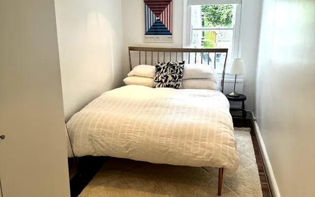 Chambre double décontractée dans un appartement avec jardin...