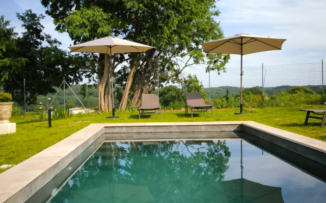 BELLA CASA CON PISCINA TRA UZES E AVIGNONE.