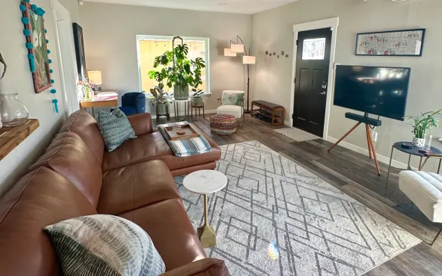 Remodeled house-walk to 6th Ave!