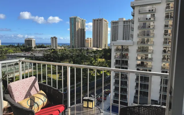 Waikiki condo near beaches perfect for digital nomads