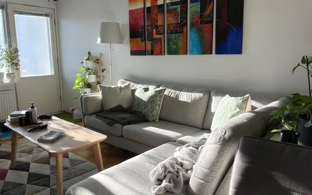 Gemütliches Privatzimmer mit Arbeitsbereich