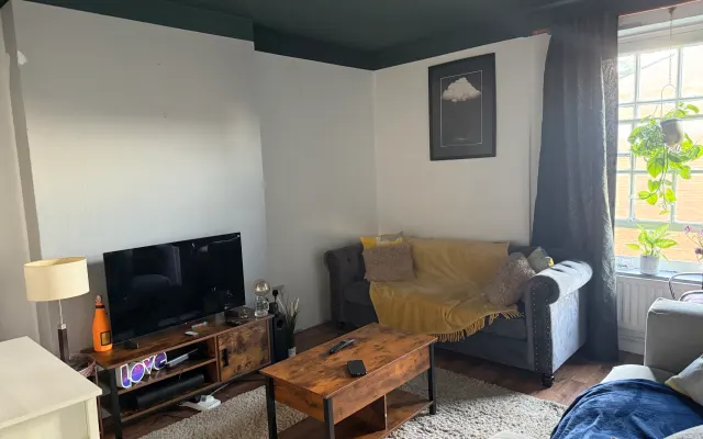 Your London Home Away From Home: Comfortable Double in Clapham South