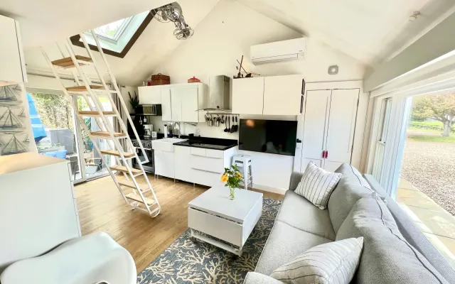 Modern East End Loft - Private Beach & Pool Access