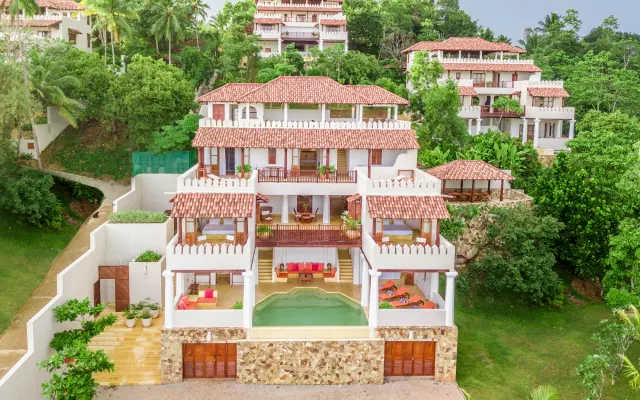 Beachfront villa with infinty pool & sea views in Weligama