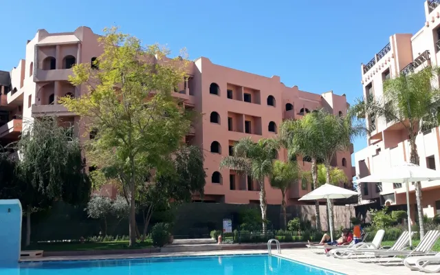 Habitación discreta en una residencia con piscina para sus estancias.