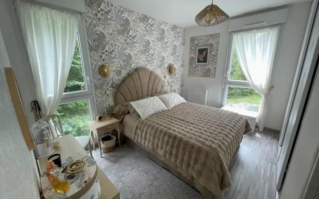 Disfrute de la tranquilidad de esta habitación con vistas al jardín
