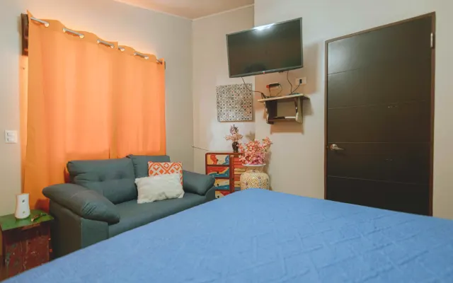 Chambre orange à l'hôtel Casa del Arbol, Manuel Antonio