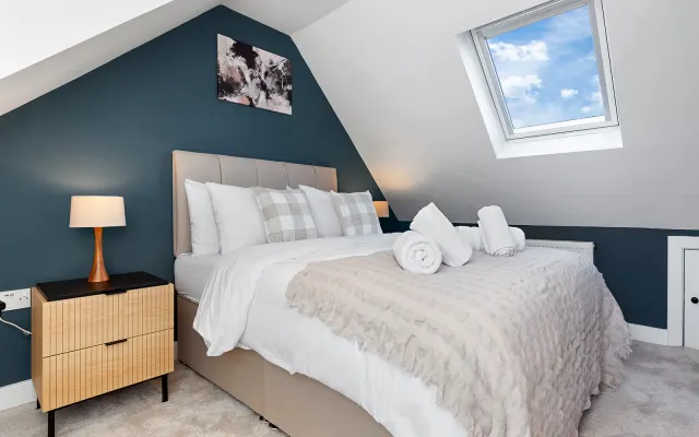 AC Family Home 4BR Sleeps 8 Garden Wifi & Parking