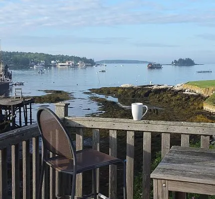 Boathouse Cottage right on the water with rooftop deck; walk to town