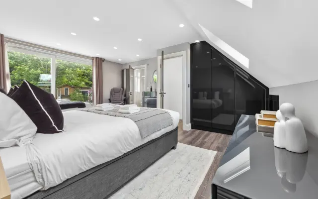Golf Course 2 min 5BR Sleeps 11 Free Wifi Parking.