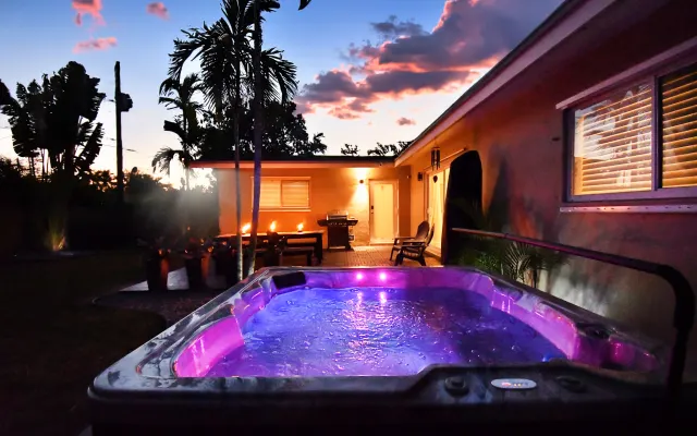 Casa Sol-Hot Tub-Private backyard-10 minutes to beach/ Wilton Drive