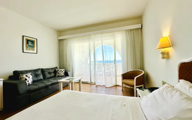 Une chambre fantastique. Un bijou coloré par le bleu du lac et de la...