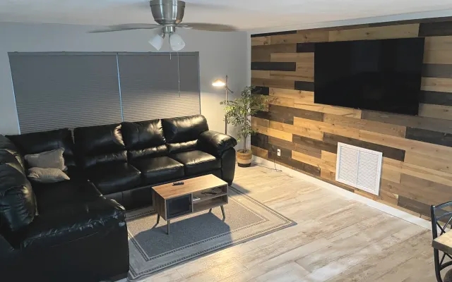 Cour arrière°W/D°4 smart
TVs°Cuisine complète°Parking°King
