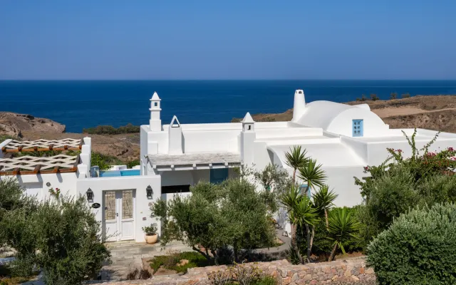 Apartment with private pool and sea view