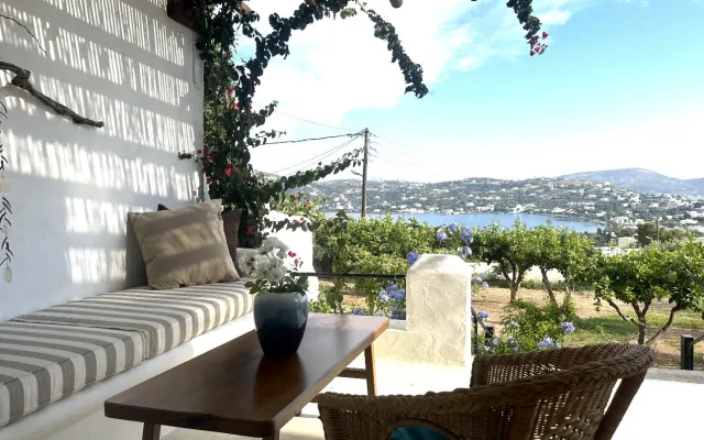 Beautiful airy guesthouse in owners garden .
Large swimming pool