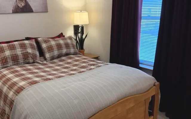 Gemütliches Privatzimmer mit eigenem Bad. Zu Fuß erreichbar zum...