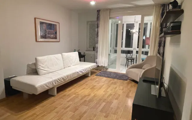 Grand appartement très central. Proche de la gare S-Bahn Schöneberg et