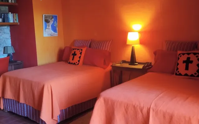 Quarto duplo espaçoso com camas de casal e vista para o pátio