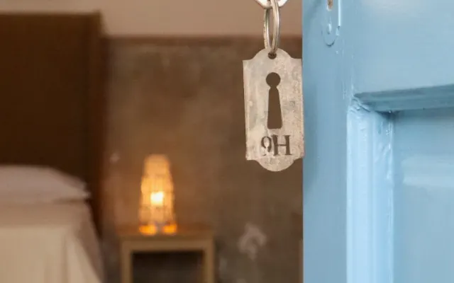 Grande stanza con bagno, accogliente e riservata con corte privata.