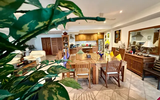 JOMTIEN Lovely 2 bedroom luxe148sqm apt huge pool 5 mins to gay beach