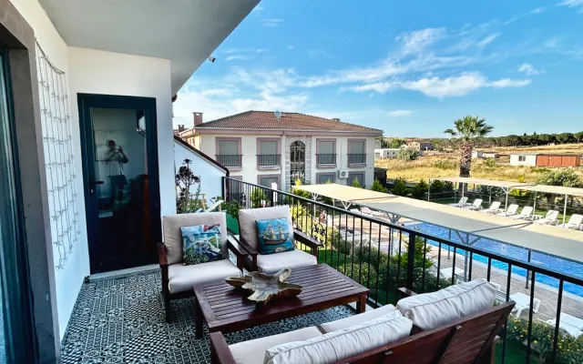 Cozy Flat in a Serene Neighborhood with a Pool