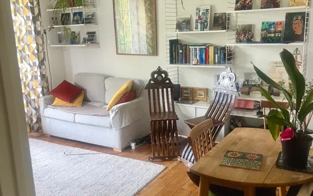 Sofá-cama num apartamento acolhedor e ensolarado perto do centro