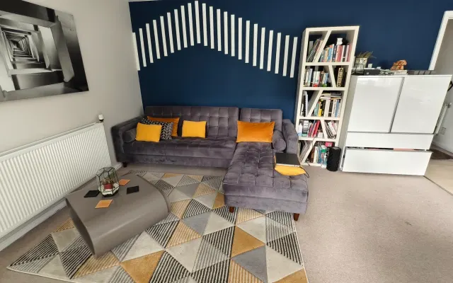 Helles, luftiges Zimmer mit eigenem Bad in einer modernen Wohnung im...