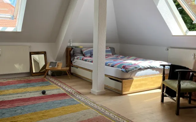Schlafzimmer in einer stilvollen Wohnung im Leipziger Kulturviertel