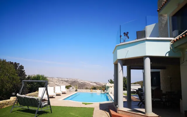 Villa totalmente aislada por encima de pueblo de piedra...
