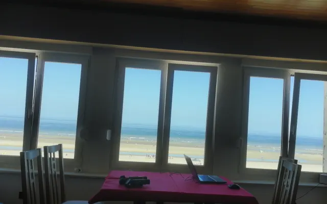 Appartamento fronte mare con vista eccezionale.