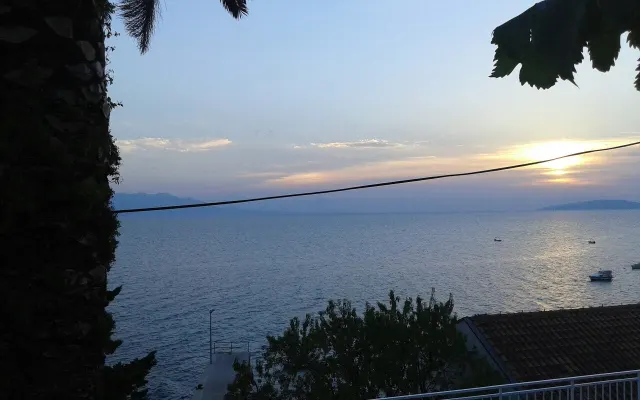 Apartment is in center of Brist and the beach is 20 meters away.