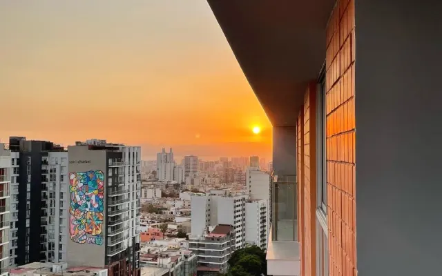 Quarto agradável com vista para o mar e perto de tudo!