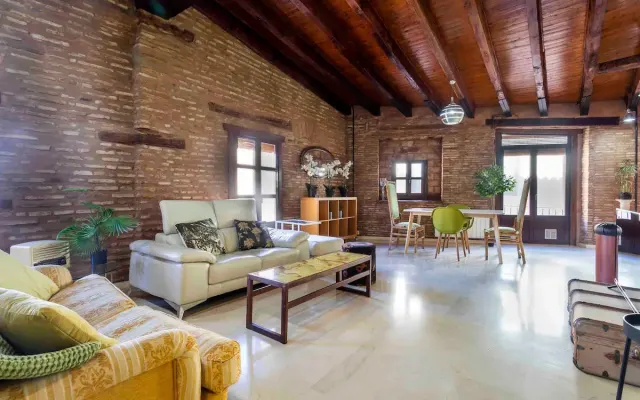 Loft in front of the gardens of the Lonja de la Seda...